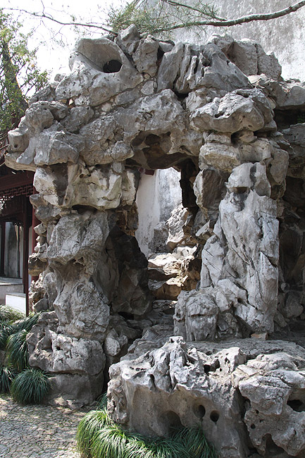 Сучжоу, Сад хозяина сетей, Во дворе Зала пещеры облака (Suzhou, Master of Nets Garden, Courtyard near Cave of Cloud Hall)