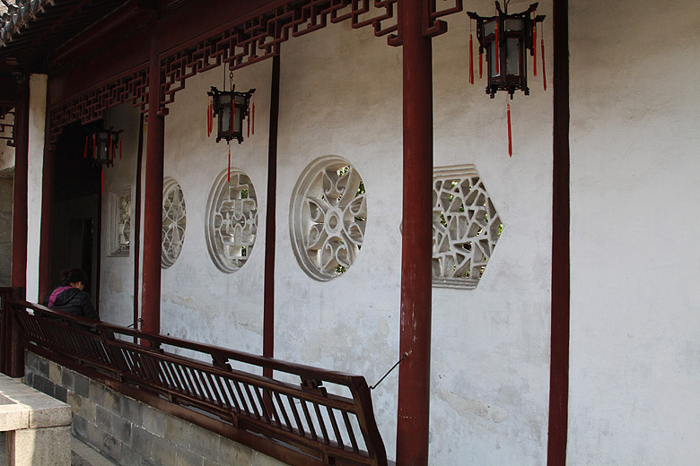 Сучжоу, Сад хозяина сетей, Коридор, обрамляющий Внутренний сад (Suzhou, Master of Nets Garden, Corridor around the Inner Garden)