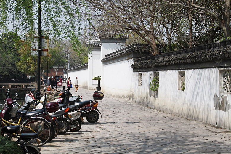 Сучжоу, Павильон Плещущихся Волн, Стена вдоль усадьбы (Suzhou, Surging Waves Pavilion, Wall of the Garden)